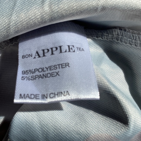 New Bon Apple Tea | Gray & White Floral V-Neck Short-Sleeve Top- size Large - Picture 11 of 12